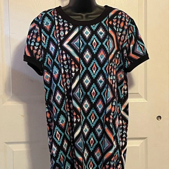 LuLaRoe Black and White Raglan shirt. - Picture 1 of 3